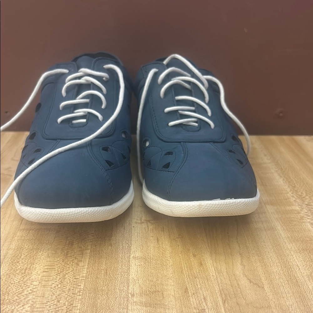 Bees by Beacon Navy Casual Sneakers, lace up